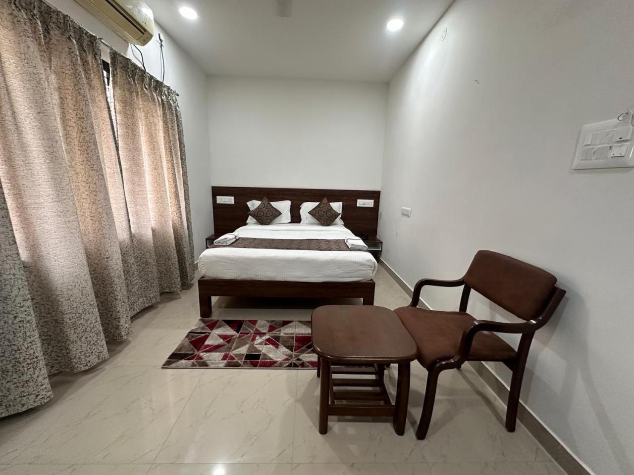 Hotel Queens Comfort Mysuru Zewnętrze zdjęcie
